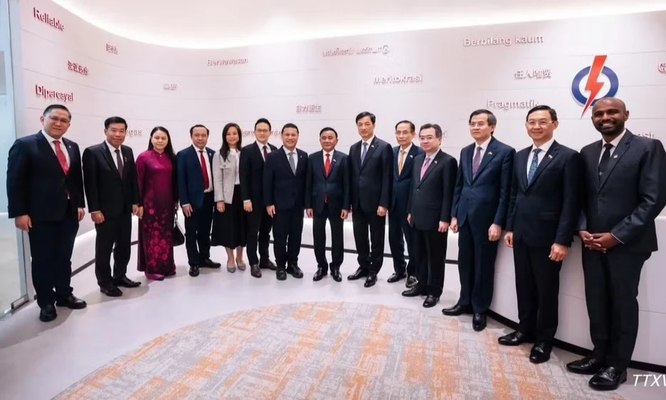 Thường trực Ban B&iacute; thư Trần Cẩm T&uacute; gặp Chủ tịch Đảng H&agrave;nh động Nh&acirc;n d&acirc;n Singapore, Bộ trưởng Gi&aacute;o dục Desmond Lee