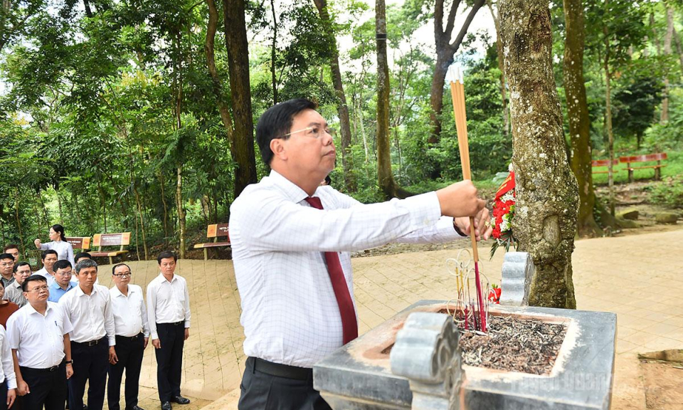 Đo&agrave;n c&ocirc;ng t&aacute;c Bộ Nội vụ về nguồn tại Tuy&ecirc;n Quang