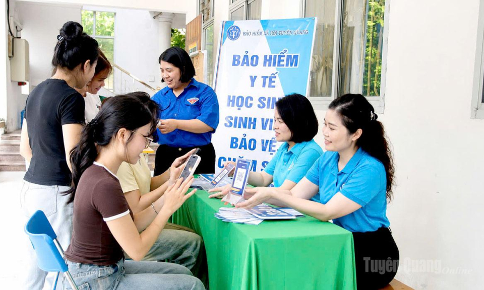 Tr&ecirc;n 900 t&acirc;n sinh vi&ecirc;n được tuy&ecirc;n truyền ch&iacute;nh s&aacute;ch BHYT