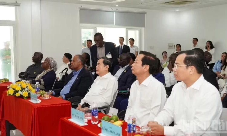 Chủ tịch Quốc hội Trần Thanh Mẫn v&agrave; Chủ tịch Quốc hội Bờ Biển Ng&agrave; thăm C&ocirc;ng ty cổ phần N&ocirc;ng nghiệp C&ocirc;ng nghệ cao Trung An