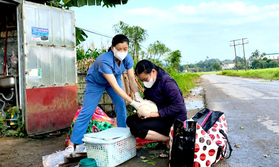 Nữ hộ sinh kịp thời đỡ đẻ cho sản phụ chuyển dạ tr&ecirc;n đường đến bệnh viện