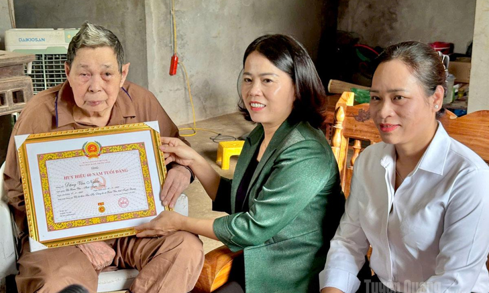 C&aacute;c đồng ch&iacute; l&atilde;nh đạo tỉnh trao Huy hiệu Đảng đợt 2-9