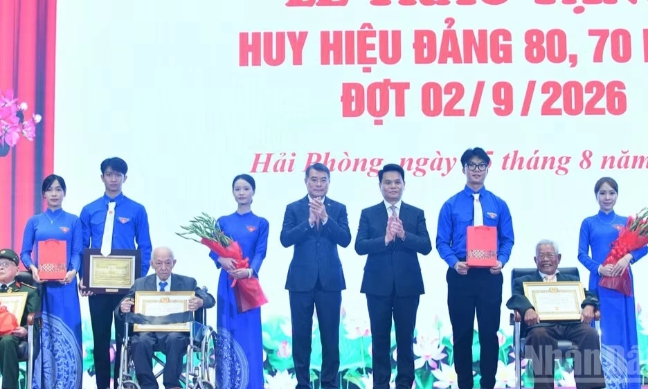 Thủ tướng L&ecirc; Minh Hưng dự Lễ trao tặng Huy hiệu Đảng tại th&agrave;nh phố Hải Ph&ograve;ng