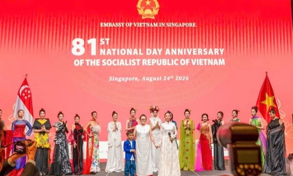 &Aacute;o d&agrave;i Việt Nam kết nối văn h&oacute;a Việt Nam-Singapore
