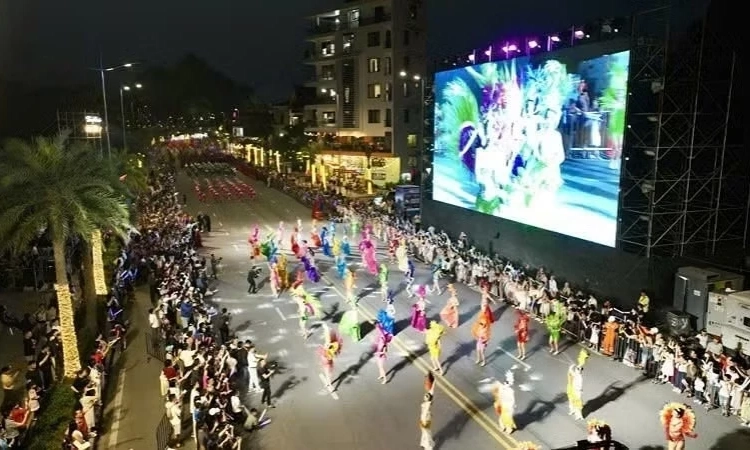 Gần 100.000 người tham dự Chương tr&igrave;nh nghệ thuật đặc biệt &ldquo;Quảng Ninh-Th&agrave;nh phố rạng rỡ tương lai&rdquo;