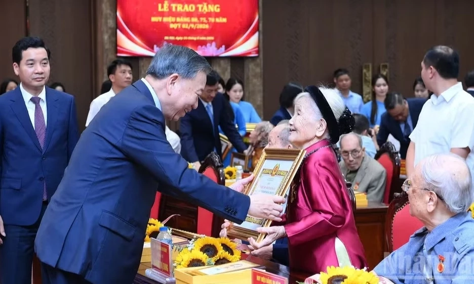 Đảng vi&ecirc;n l&atilde;o th&agrave;nh tiếp tục ph&aacute;t huy uy t&iacute;n, tr&iacute; tuệ, kinh nghiệm, t&igrave;nh cảm c&aacute;ch mạng