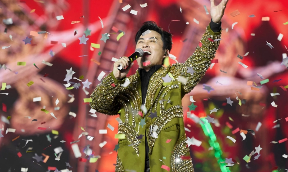 Ca sĩ T&ugrave;ng Dương biểu diễn tại chung kết ASEAN Cup 2026
