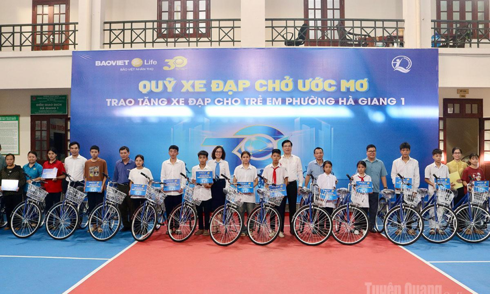Trao xe đạp cho học sinh ngh&egrave;o tại phường H&agrave; Giang 1