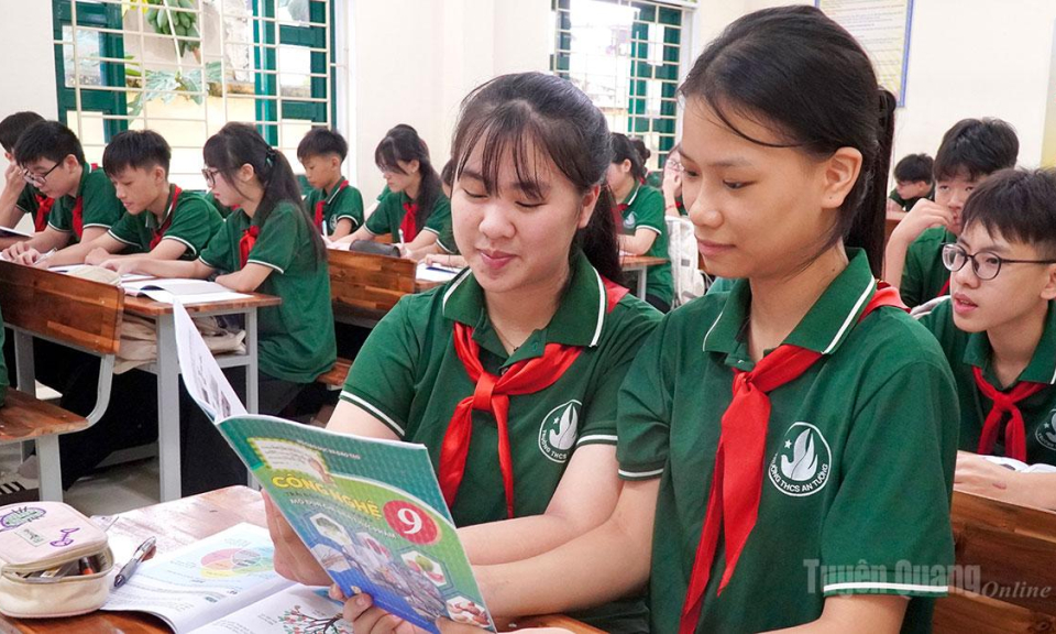 Cung ứng đủ s&aacute;ch gi&aacute;o khoa cho năm học mới
