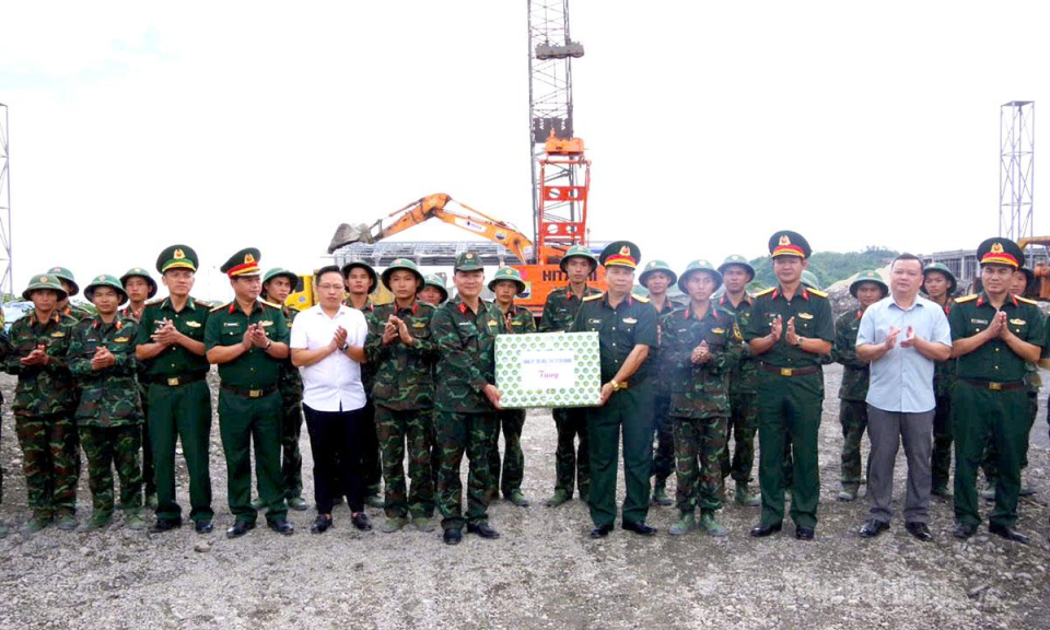 Bộ CHQS tỉnh động vi&ecirc;n c&aacute;n bộ, chiến sĩ thực hiện c&ocirc;ng t&aacute;c d&acirc;n vận tại Sơn Vĩ