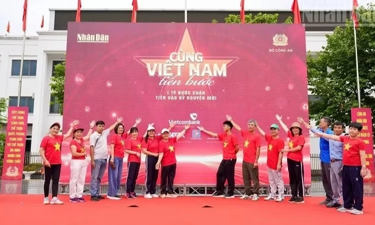 Hơn 5.000 người tại Điện Bi&ecirc;n tham gia Chương tr&igrave;nh đi bộ "C&ugrave;ng Việt Nam tiến bước"