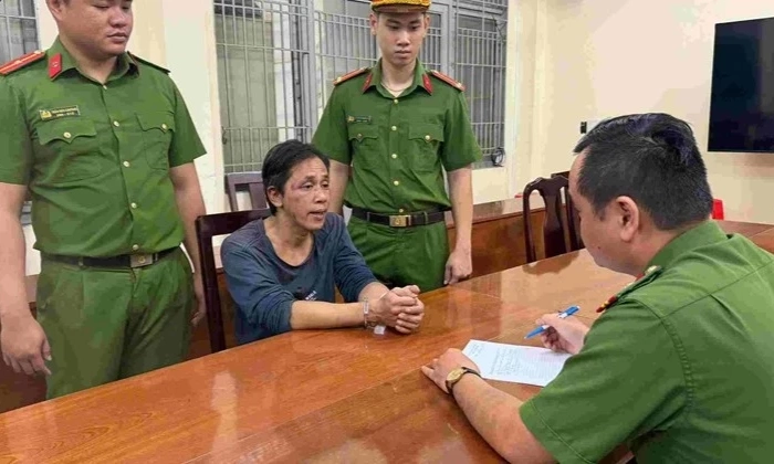 Bắt giữ đối tượng đập tủ k&iacute;nh tiệm v&agrave;ng ở TPHCM sau hơn 1 giờ g&acirc;y &aacute;n