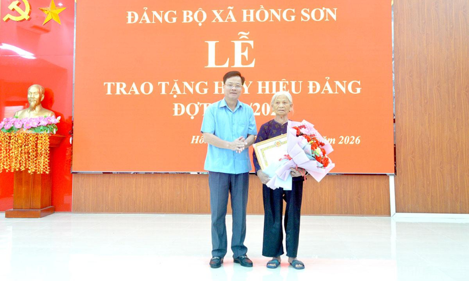 Trưởng ban Tổ chức Tỉnh ủy Trần Quang Minh trao Huy hiệu Đảng cho c&aacute;c đảng vi&ecirc;n l&atilde;o th&agrave;nh tại Đảng bộ x&atilde; Hồng Sơn