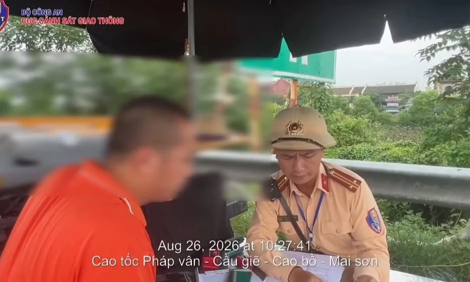 Xử phạt 2 trường hợp kh&ocirc;ng giữ khoảng c&aacute;ch an to&agrave;n tr&ecirc;n cao tốc