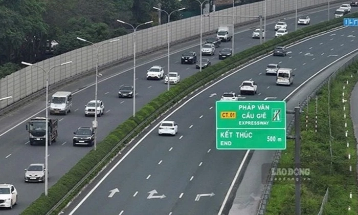 CSGT l&yacute; giải t&igrave;nh huống xe chen ngang l&agrave;m mất khoảng c&aacute;ch an to&agrave;n tr&ecirc;n cao tốc