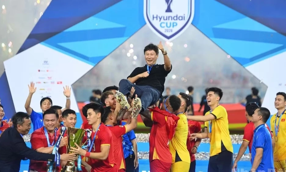 HLV Kim Sang Sik: &ldquo;T&ocirc;i rất vui v&igrave; được c&ugrave;ng b&oacute;ng đ&aacute; Việt Nam l&agrave;m n&ecirc;n lịch sử&rdquo;