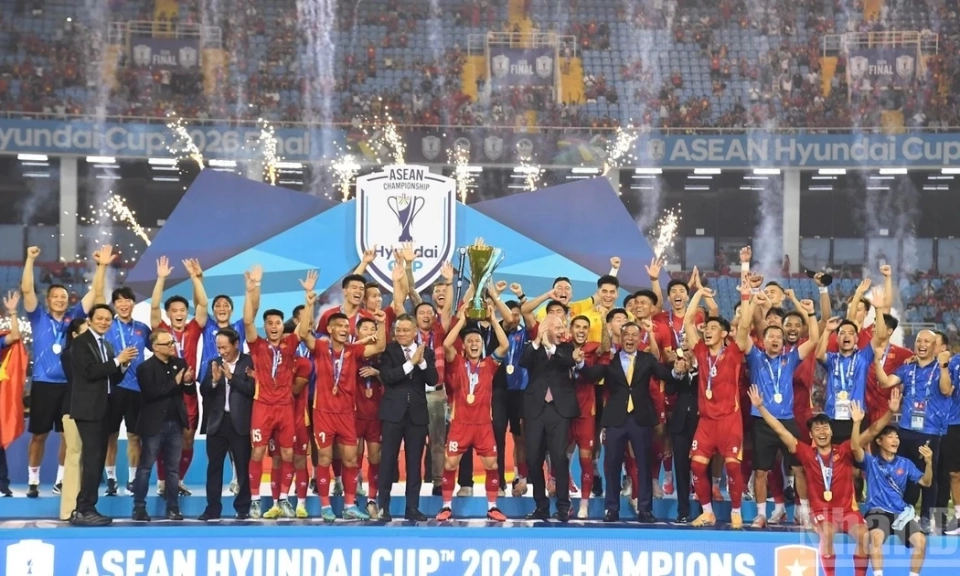 [Ảnh] Đội tuyển Việt Nam n&acirc;ng cao C&uacute;p v&ocirc; địch ASEAN Cup 2026