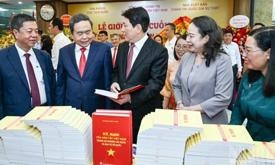 [Ảnh] Chủ tịch Quốc hội Trần Thanh Mẫn dự Lễ giới thiệu s&aacute;ch "Sức mạnh của d&acirc;n tộc Việt Nam trong sự nghiệp x&acirc;y dựng v&agrave; bảo vệ Tổ quốc"