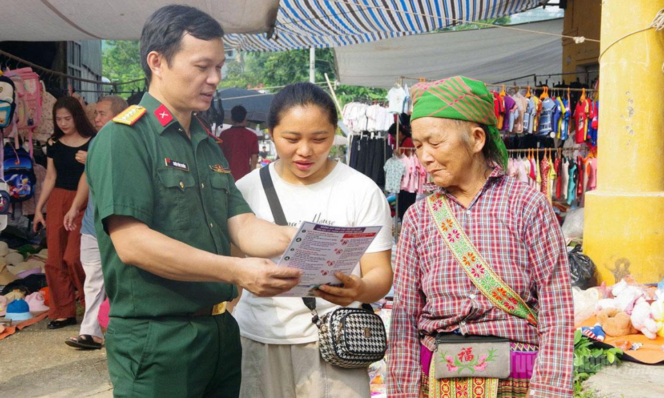 Đưa ph&aacute;p luật đến phi&ecirc;n chợ v&ugrave;ng cao