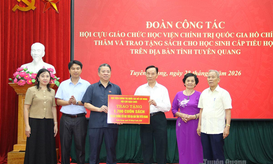 Đo&agrave;n cựu gi&aacute;o chức Học viện Ch&iacute;nh trị Quốc gia Hồ Ch&iacute; Minh thăm v&agrave; l&agrave;m việc tại tỉnh