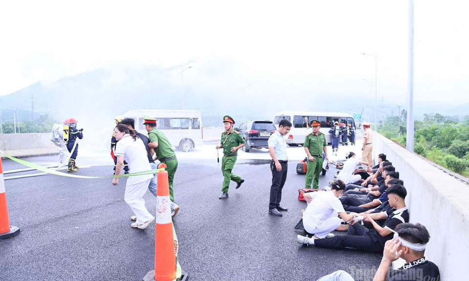 Tuy&ecirc;n Quang diễn tập phương &aacute;n cứu nạn, cứu hộ tai nạn giao th&ocirc;ng đặc biệt nghi&ecirc;m trọng tr&ecirc;n tuyến cao tốc