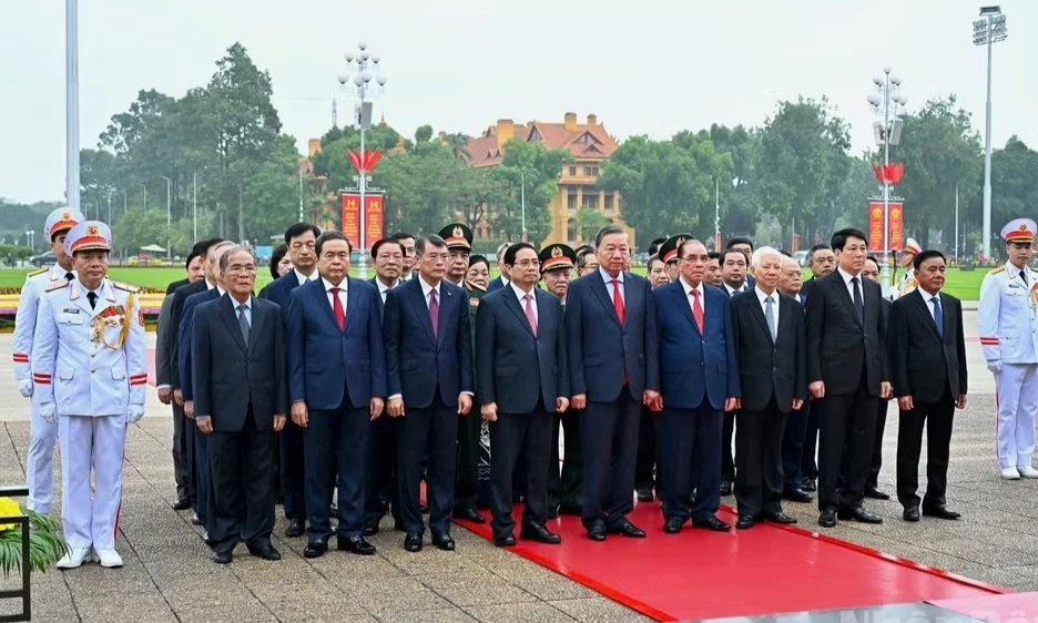 81 năm Quốc kh&aacute;nh: L&atilde;nh đạo Đảng, Nh&agrave; nước v&agrave;o Lăng viếng Chủ tịch Hồ Ch&iacute; Minh