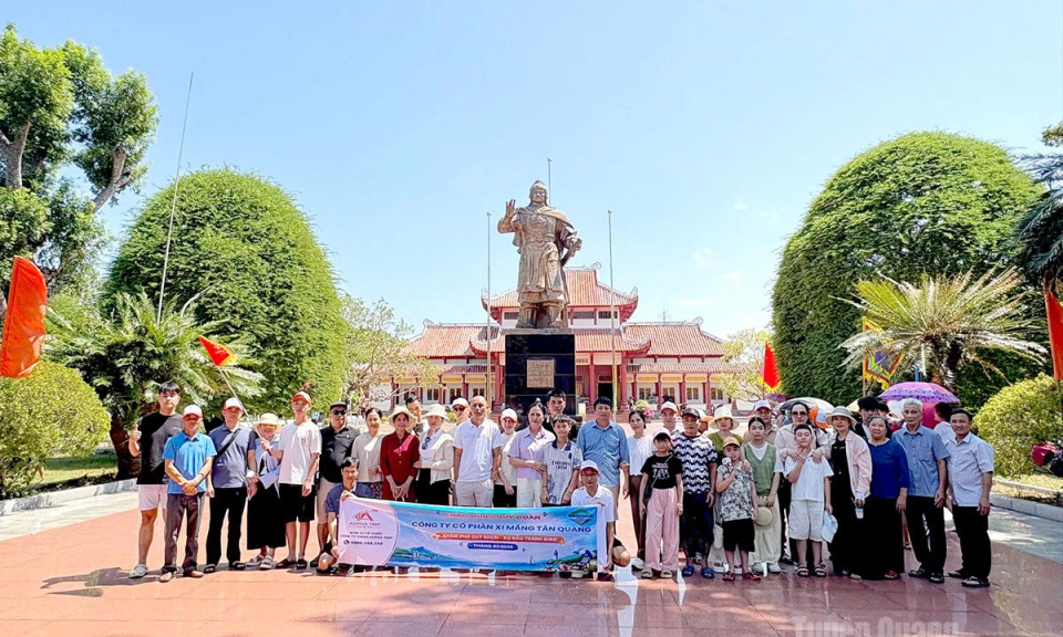 C&ocirc;ng ty cổ phần Xi măng T&acirc;n Quang chăm lo cho người lao động
