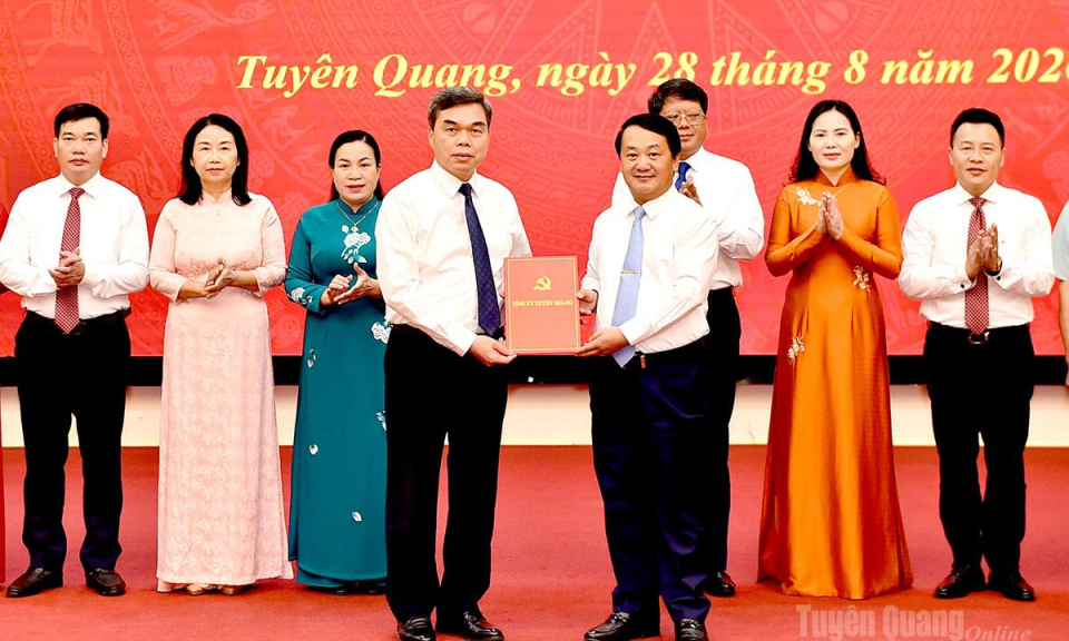 Tỉnh ủy c&ocirc;ng bố c&aacute;c quyết định quan trọng về tổ chức bộ m&aacute;y v&agrave; c&aacute;n bộ