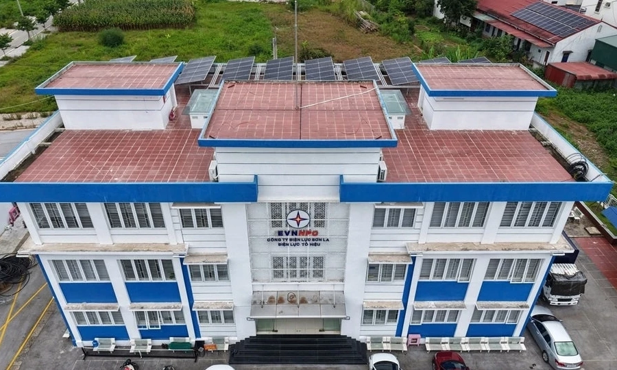 Từ m&aacute;i nh&agrave;, người thợ điện lan tỏa nguồn năng lượng xanh