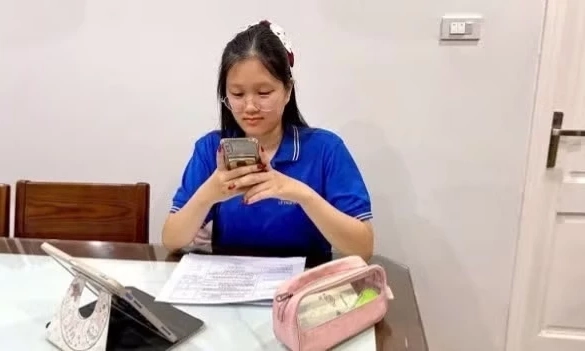 Năm học mới v&agrave; những &ldquo;lớp học&rdquo; trong chiếc điện thoại