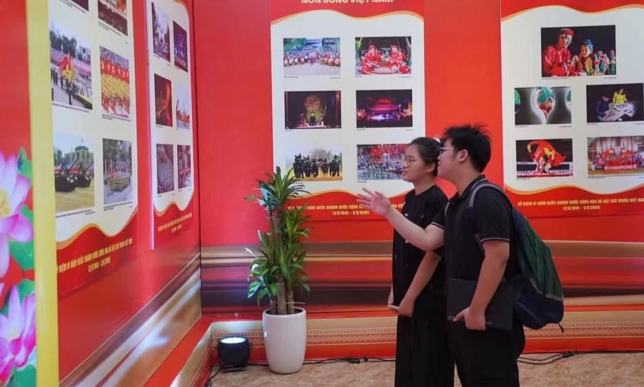 Triển l&atilde;m ảnh &ldquo;Rạng rỡ non s&ocirc;ng Việt Nam&rdquo;