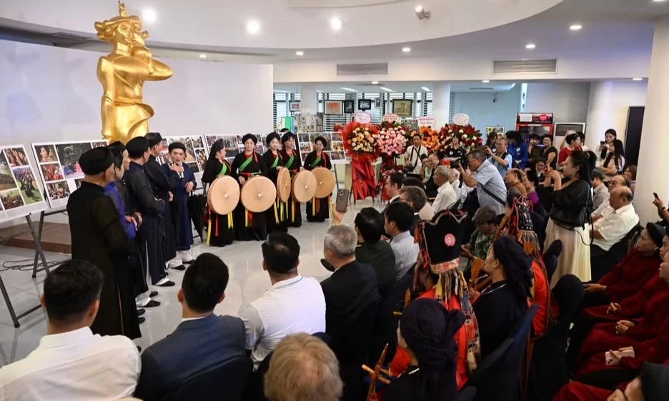 Triển l&atilde;m ảnh Nguyễn &Aacute;: Kể chuyện biển đảo, lưu giữ hồn di sản Việt