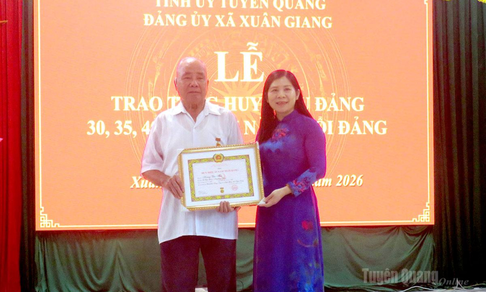Ph&oacute; Chủ tịch HĐND tỉnh L&ecirc; Thị Thanh Tr&agrave; trao Huy hiệu Đảng tại Đảng bộ x&atilde; Xu&acirc;n Giang v&agrave; Bằng Lang