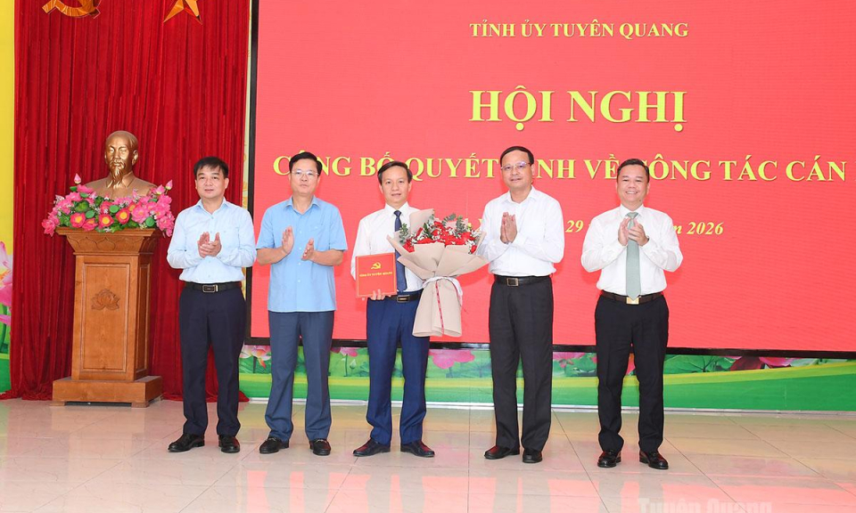 C&ocirc;ng bố quyết định về c&ocirc;ng t&aacute;c c&aacute;n bộ tại Đảng ủy phường Minh Xu&acirc;n