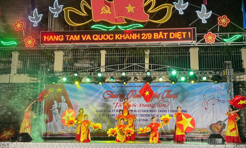 Chương tr&igrave;nh nghệ thuật &ldquo;Tổ quốc trong tim&rdquo; tại x&atilde; Trường Sinh