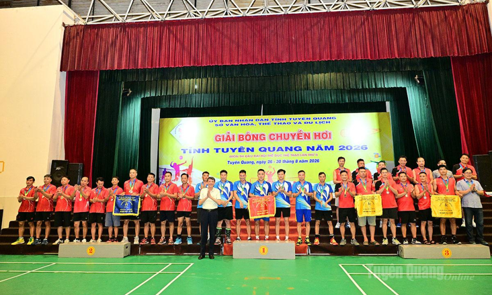 Trao 4 bộ huy chương cho c&aacute;c đội tham gia Giải B&oacute;ng chuyền hơi tỉnh Tuy&ecirc;n Quang năm 2026