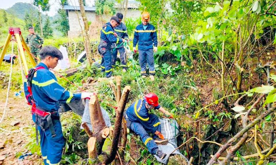 Căng m&igrave;nh đưa nạn nh&acirc;n từ độ s&acirc;u hơn 40m l&ecirc;n khỏi hang