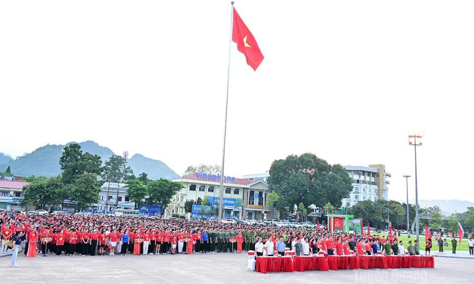 C&aacute;n bộ, người d&acirc;n Tuy&ecirc;n Quang hưởng ứng "10 tỷ bước ch&acirc;n xanh"