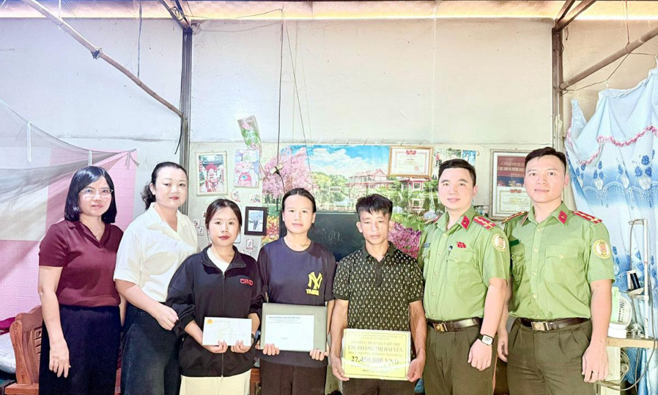 Gần 50 triệu đồng tiếp sức c&ocirc; học tr&ograve; M&ocirc;ng đến giảng đường
