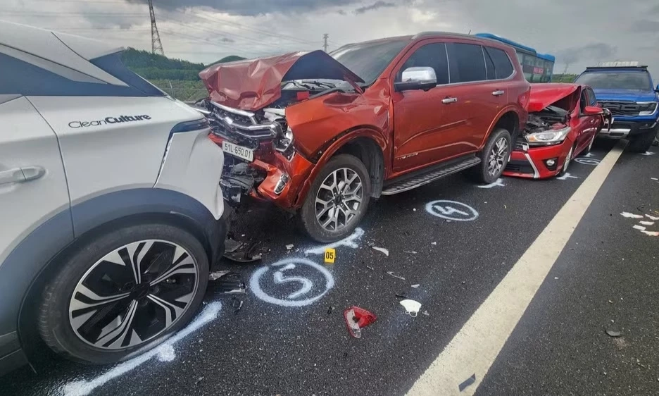Thấy g&igrave; qua hai vụ tai nạn li&ecirc;n ho&agrave;n tr&ecirc;n cao tốc?