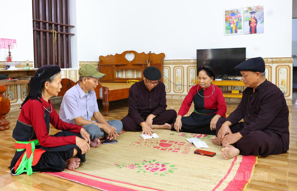 Bà Trần Thị Thơ (thứ 2 từ phải sang) cùng các thành viên CLB Sình ca xã Trường Sinh soạn bài giảng truyền dạy cho thiếu nhi.