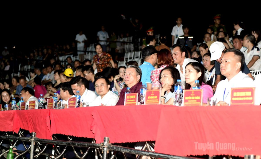 Đại biểu dự chương trình.