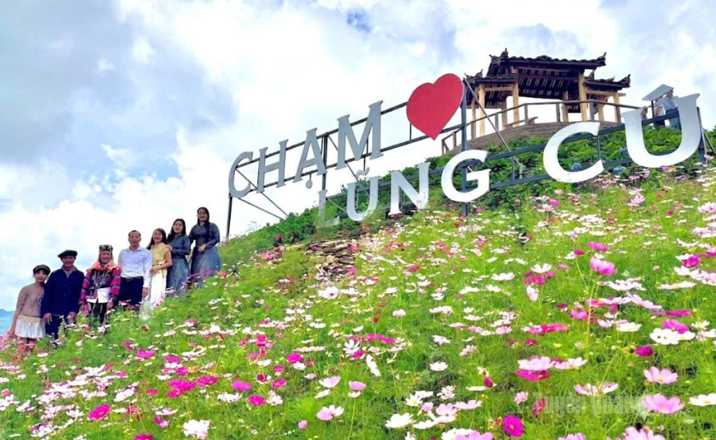 Du khách đến tham quan, trải nghiệm tại Công viên địa chất toàn cầu Cao nguyên đá Đồng Văn tăng cao trong dịp nghỉ lễ 2-9.