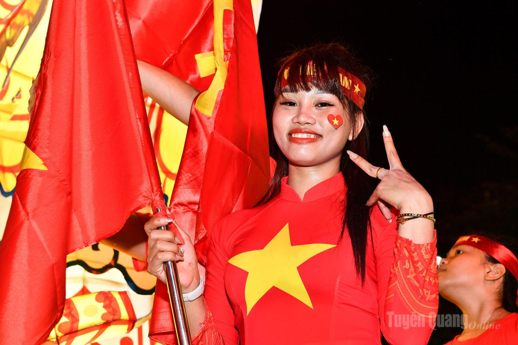 Niềm vui của thiếu nữ xứ Tuyên trên quê hương cách mạng.