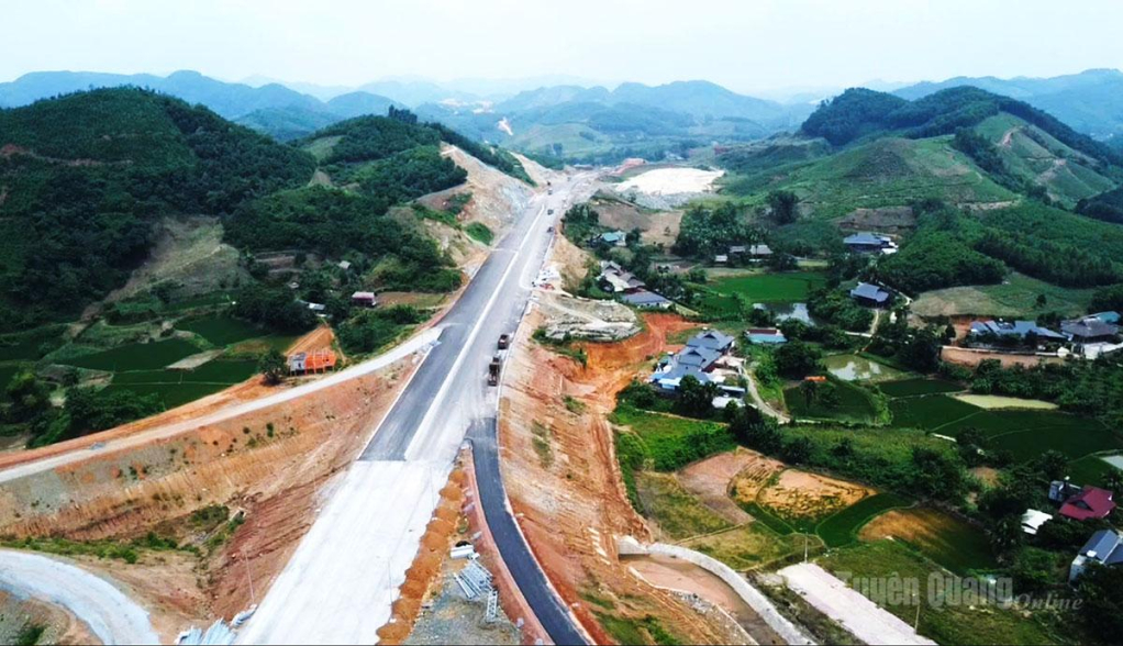 Cao tốc Tuyên Quang - Hà Giang dần hoàn thiện, tạo động lực mới cho kinh tế - xã hội của tỉnh.                                                Ảnh: Quốc Việt