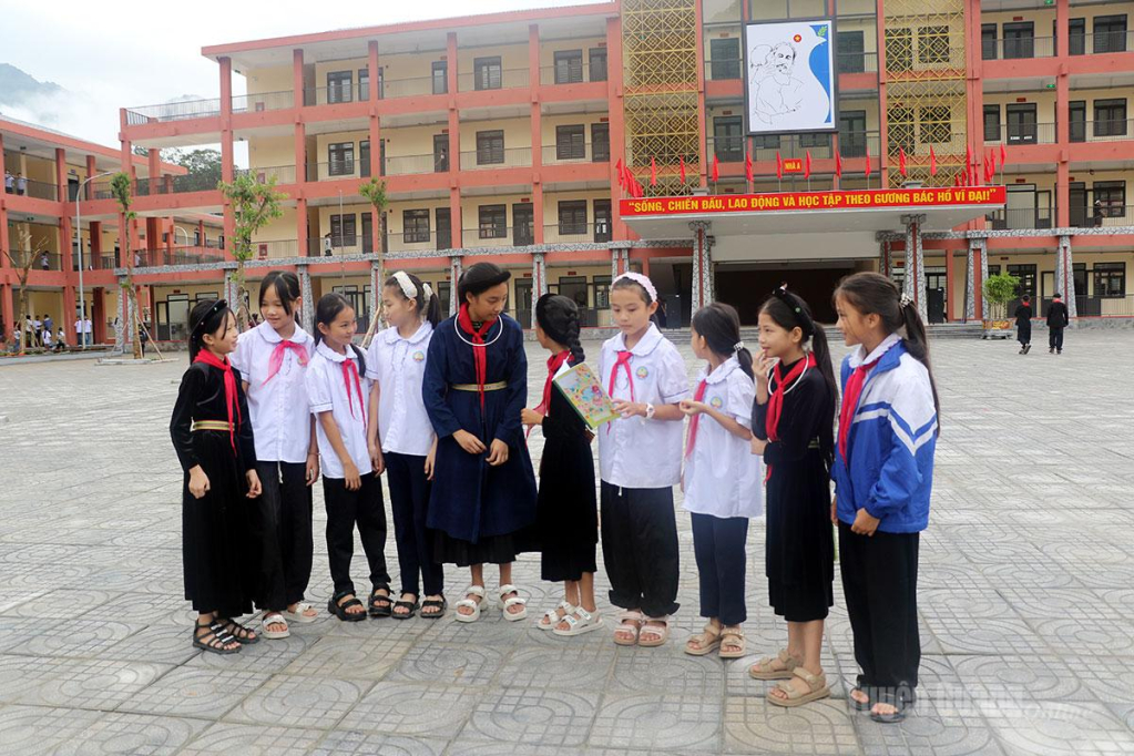 Năm học 2026 - 2027, học sinh vùng biên xã Thanh Thủy hân hoan, vui mừng khi được học trong ngôi trường mới  - Trường phổ thông nội trú liên cấp Thanh Thủy. 