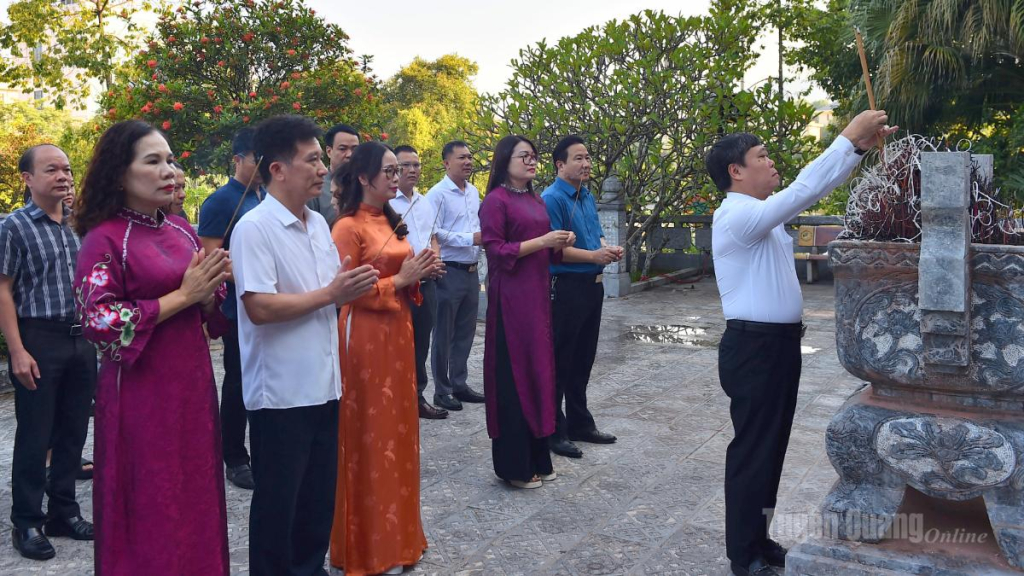Đồng chí Mai Đức Thông, Giám đốc Báo và phát thanh, truyền hình Tuyên Quang và các đại biểu dâng hương Chủ tịch Hồ Chí Minh.