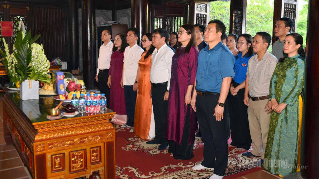 Các đại biểu Báo và phát thanh, truyền hình Tuyên Quang dâng hương, tri ân, tưởng nhớ Chủ tịch Hồ Chí Minh tại đền thờ.