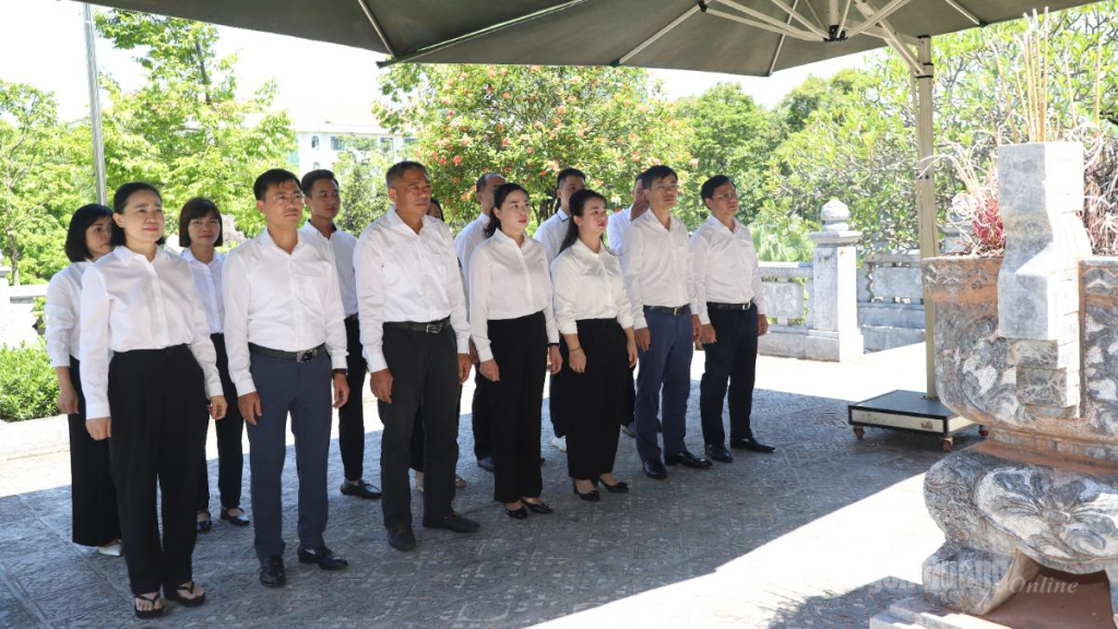 Đoàn đại  biểu Đảng uỷ các cơ quan Đảng tỉnh dâng hương tưởng nhớ Chủ tịch Hồ Chí Minh.