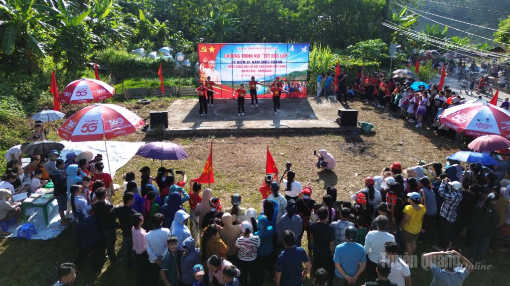 Chương trình thu hút đông đảo cán bộ, Nhân dân và du khách tham gia.